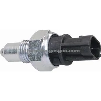 tolató kapcsoló 37610-76G10     utgy.
