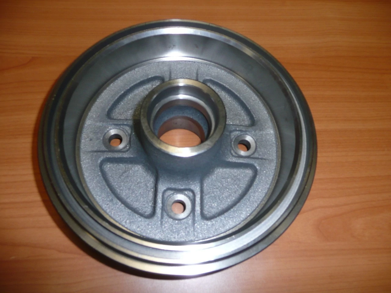 fékdob Swift  -2003  kerékaggyal, csapágy nélkül és tőcsavar nélkül  (180 mm) 43511-62B00 43511-80E10 (fékdob Távol-Kelet)