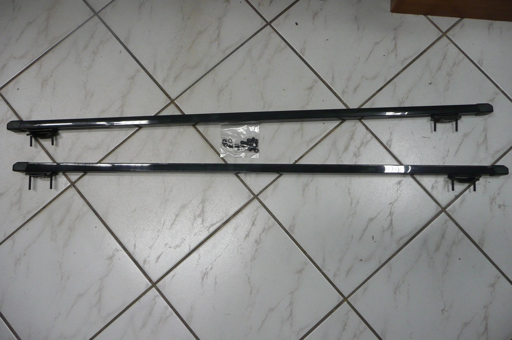 tetőcsomagtartó, gyári sínre, korlátra, alu gerenda, Made in Italy (korlátos Ignis, SX4, Wagon) nem zárható !!! GV Olasz